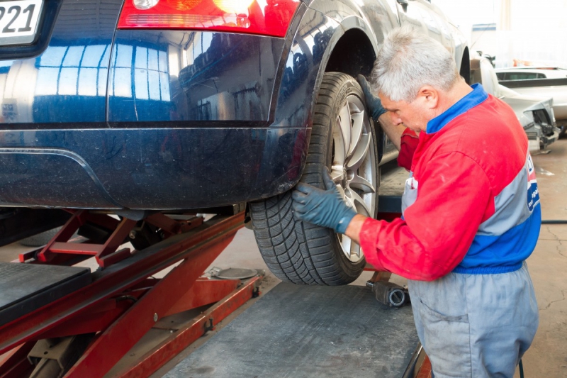 boutique-CANNES-min_auto_repair_repair_lift_auto_mechanic_work_clothes_master_professional_man_of_the_fold-685629