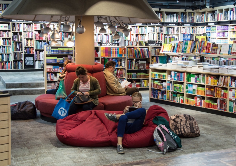 boutique-CANNES-min_books_bookstore_book_reader_readers_reading_shop_sale_books-849006