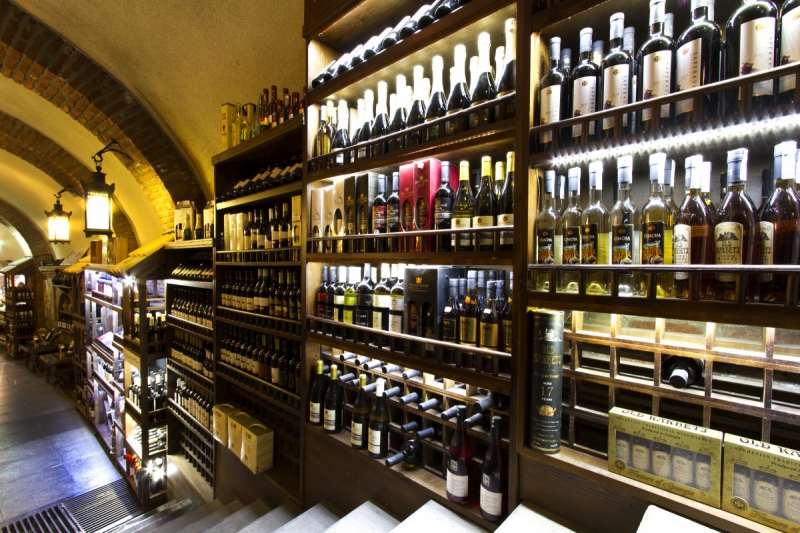 boutique-CANNES-min_world_street_travel_shop_canon_georgia_wine_bottles-429767